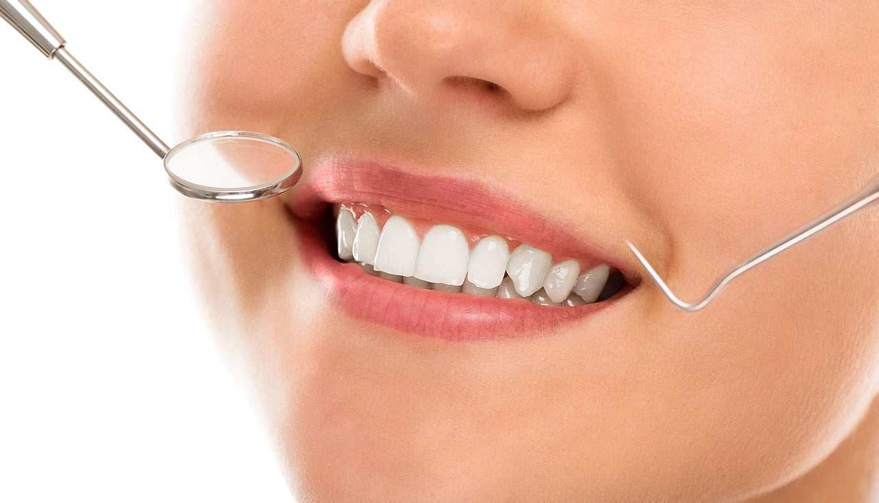 Moléculas de Selênio e Vitamina C se encontrando representando a combinação antioxidante